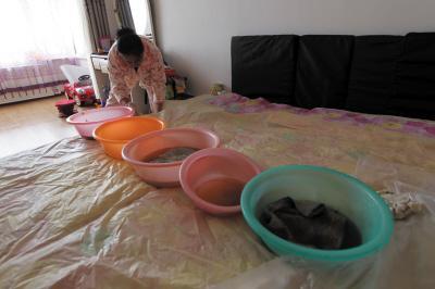 玉屏楼上漏水，住户失联，小区没物管，业主维权难！律师来支招……